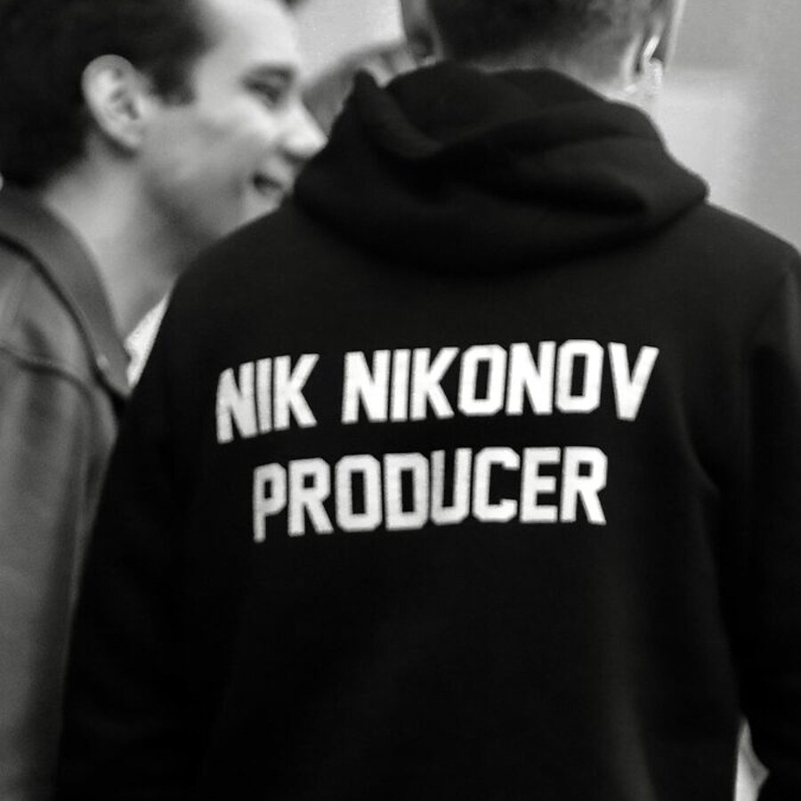 Надпись Nik Nikonov Producer на куртке